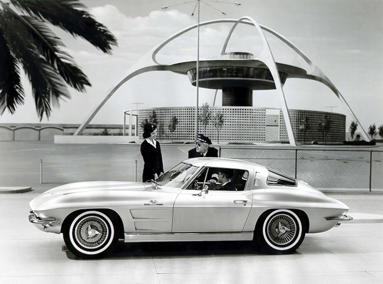 •	シボレーの有名モデルの一つ、コルベット・スティングレー1963年モデル
