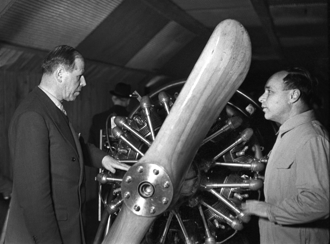 Emil Bührle in seiner Fabrik