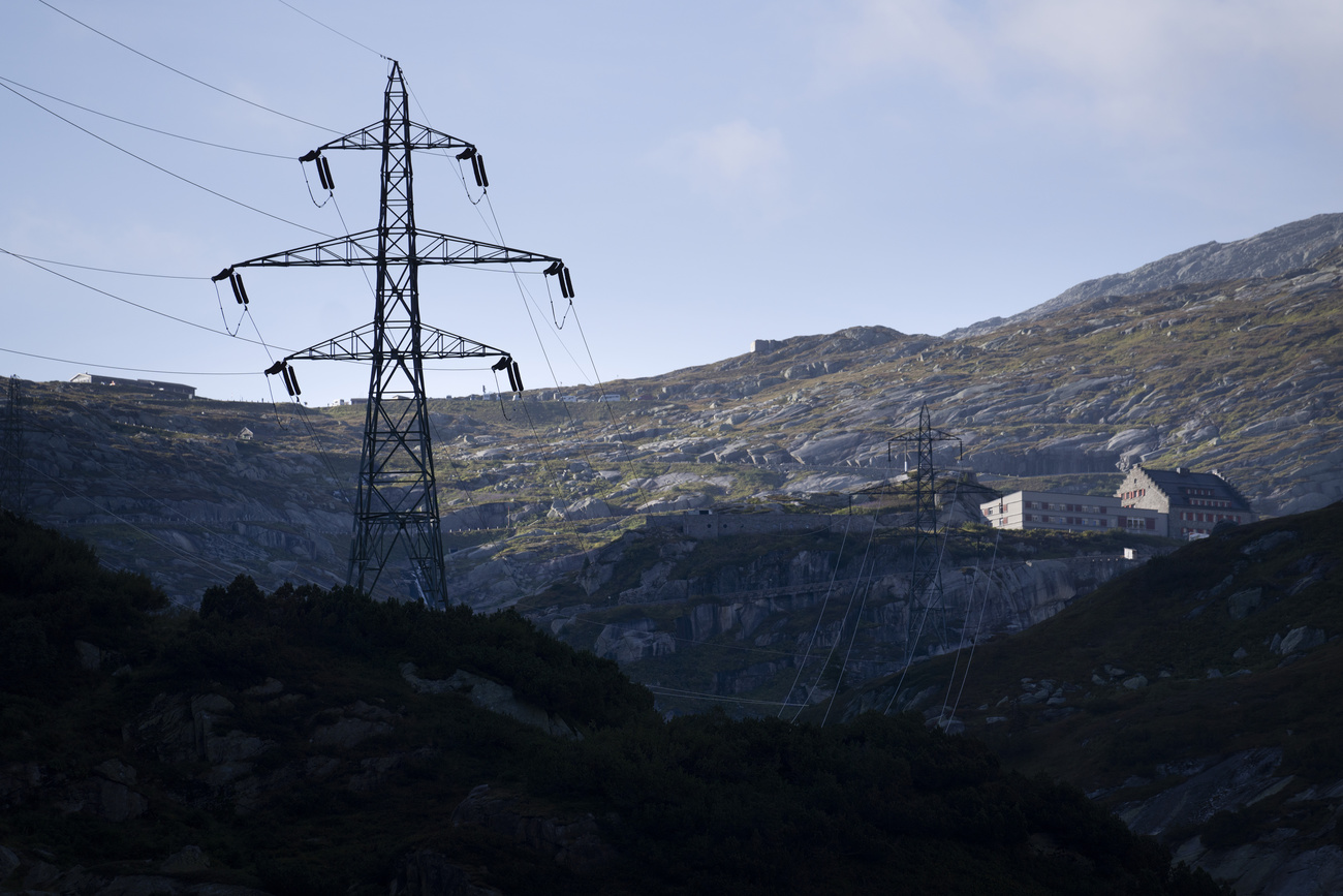 Torres eléctricas en medio del paisaje