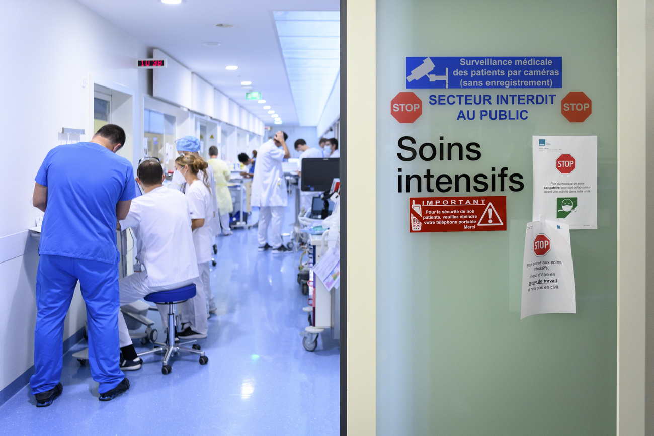 Personnel infirmier dans les soins intensifs d un hôpital