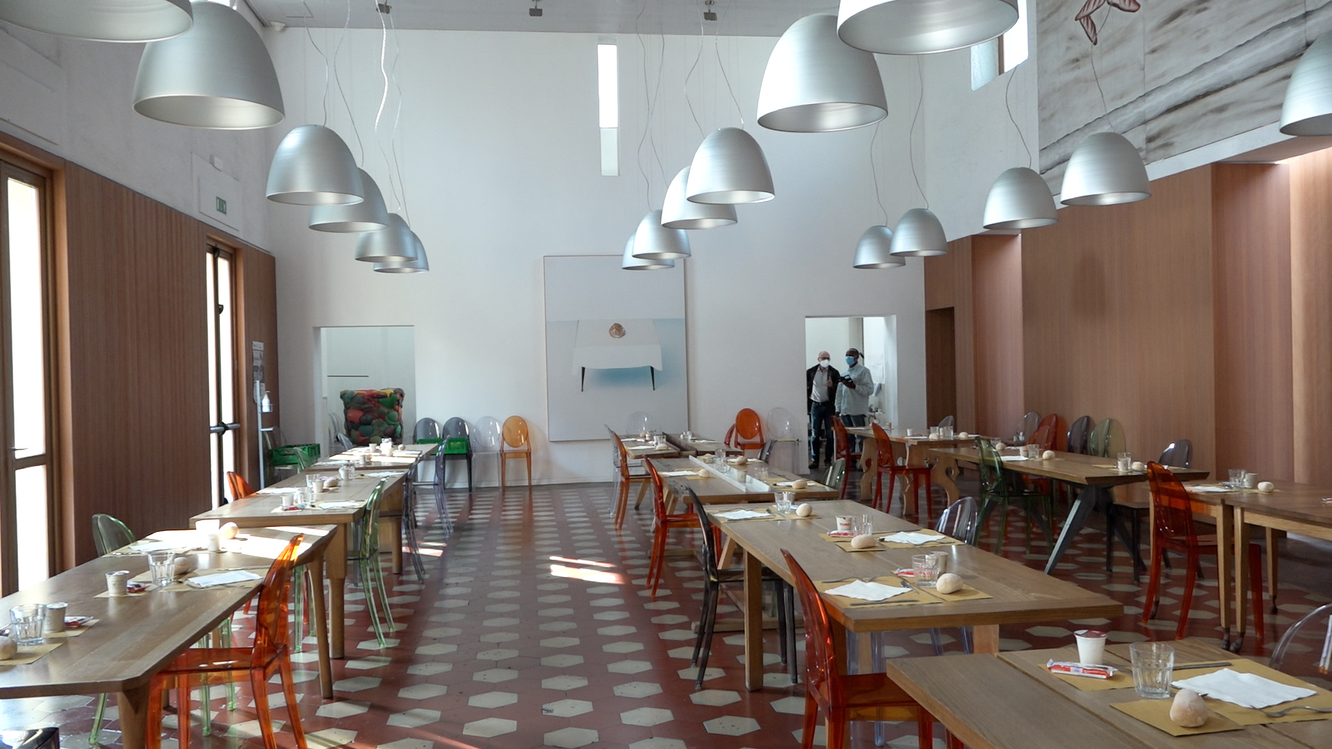Il Refettorio con i tavoli apparecchiati.