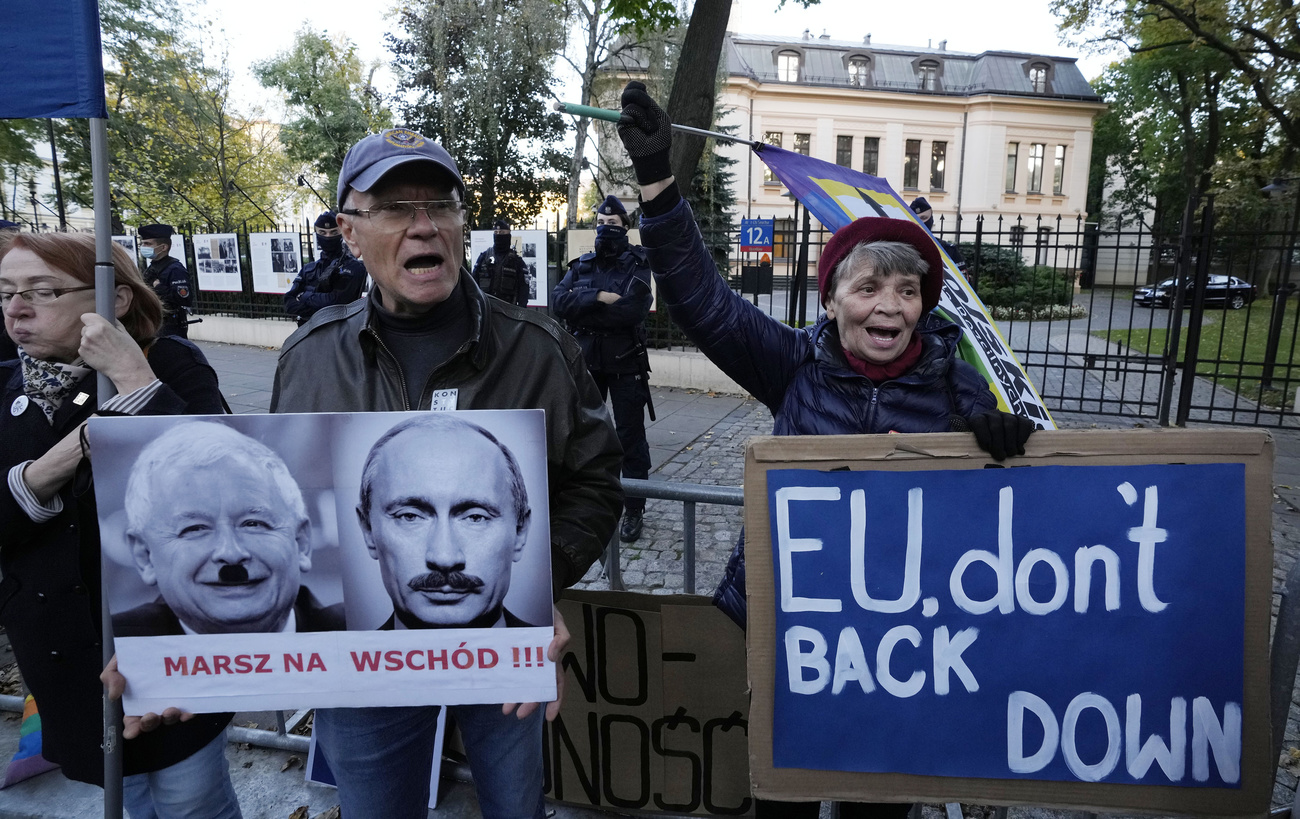 Manifestanti europeisti protestano davanti alla sede della Corte costituzionale a Varsavia.