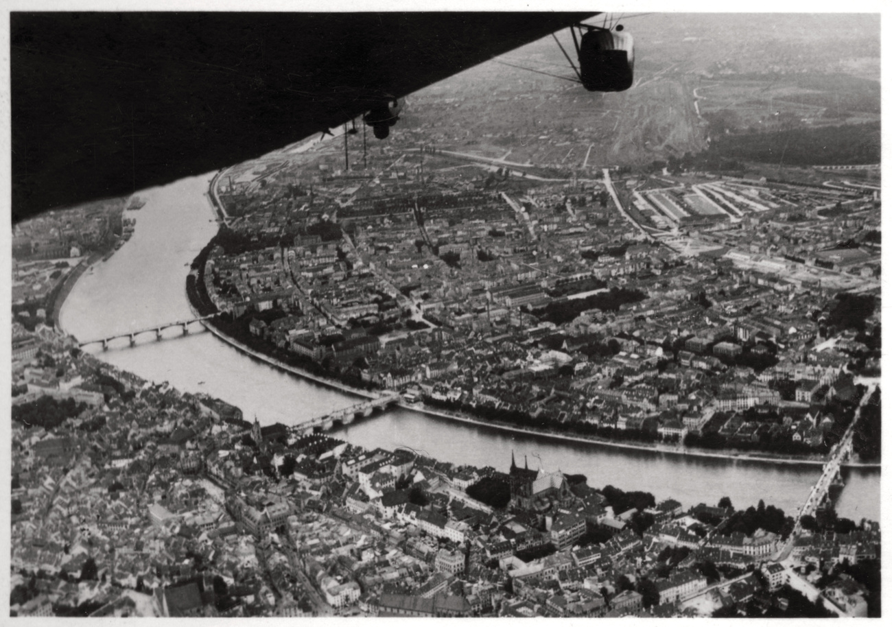 veduta aerea su un fiume e su una città