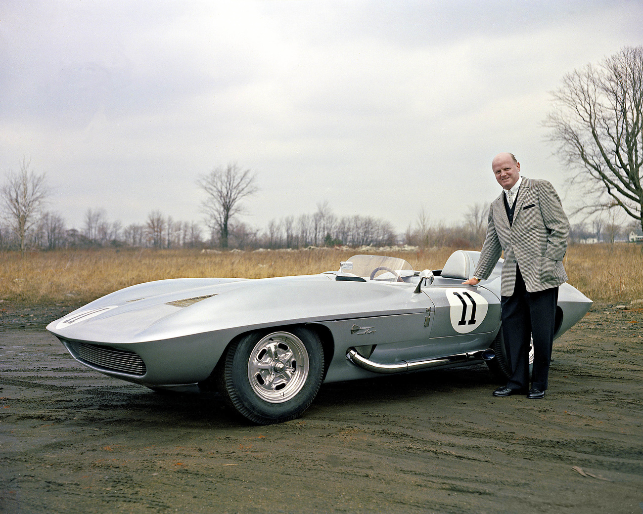 通用汽車公司的第一任設計副總裁Harley Earl與一輛1959年產的雪佛蘭Stingray合影。