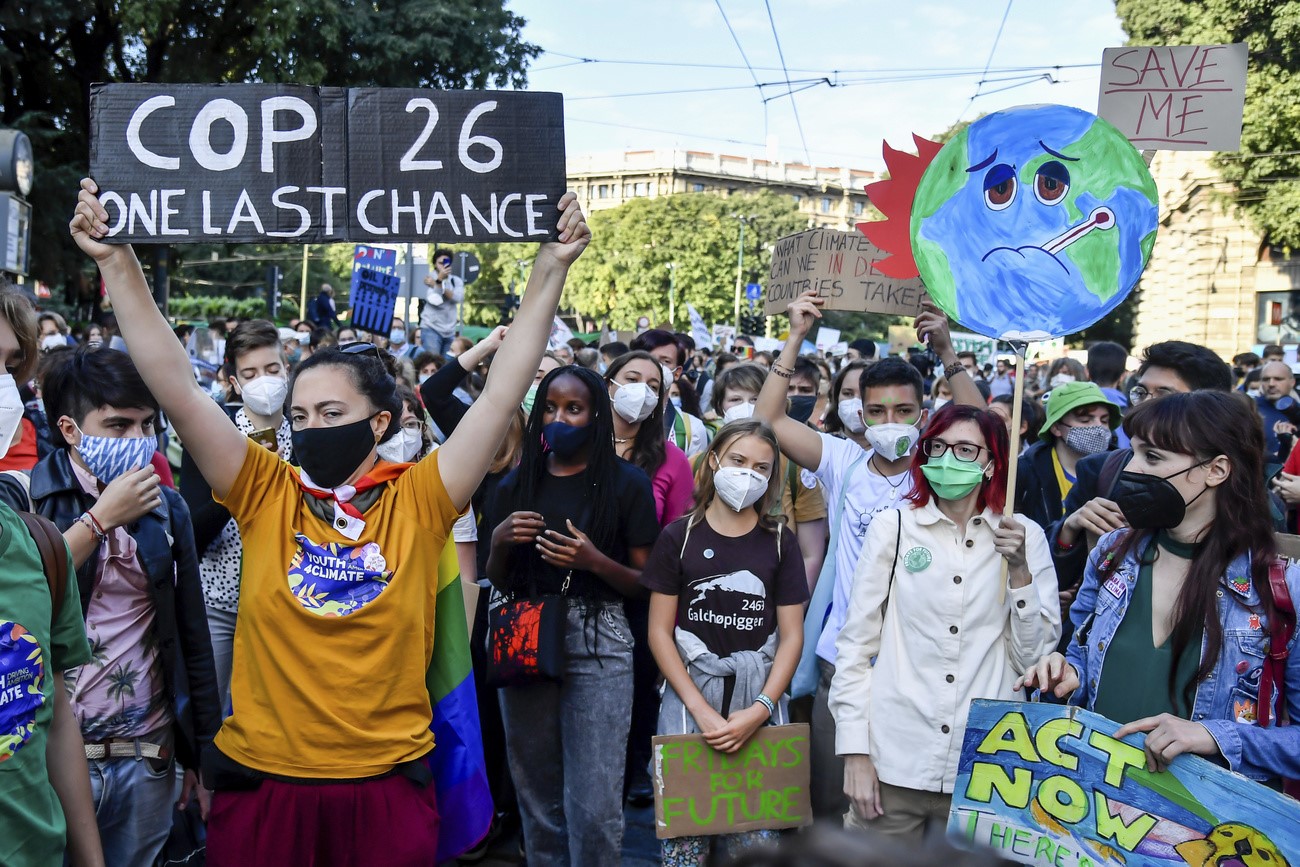 2021年10月1日在米蘭舉行的環保示威活動。參加此次遊行的也有氣候活動家凡妮莎·納卡特(Vanessa Nakate)和格蕾塔·桑伯格(Greta Thunberg)，兩人位於圖片中央位置。