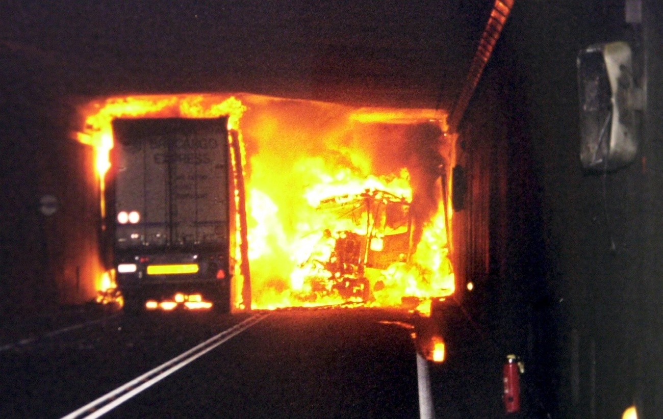 camion in fiamme in galleria