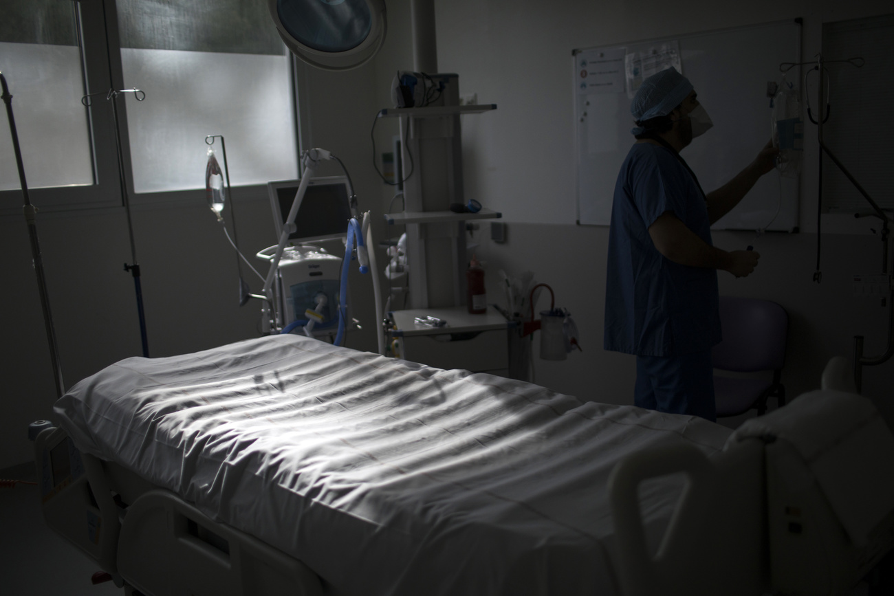 letto d ospedale vuoto