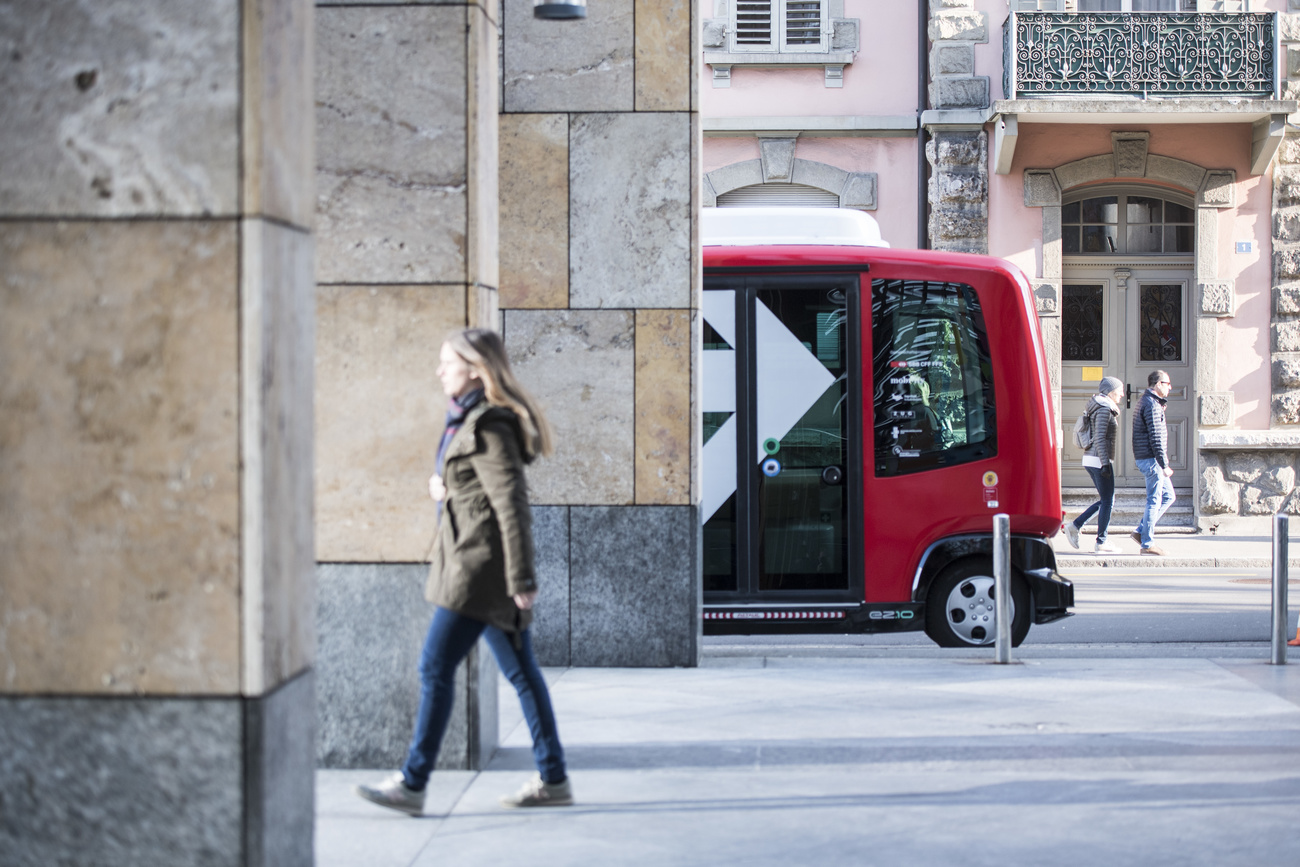 Une voiture autonome et des piétons