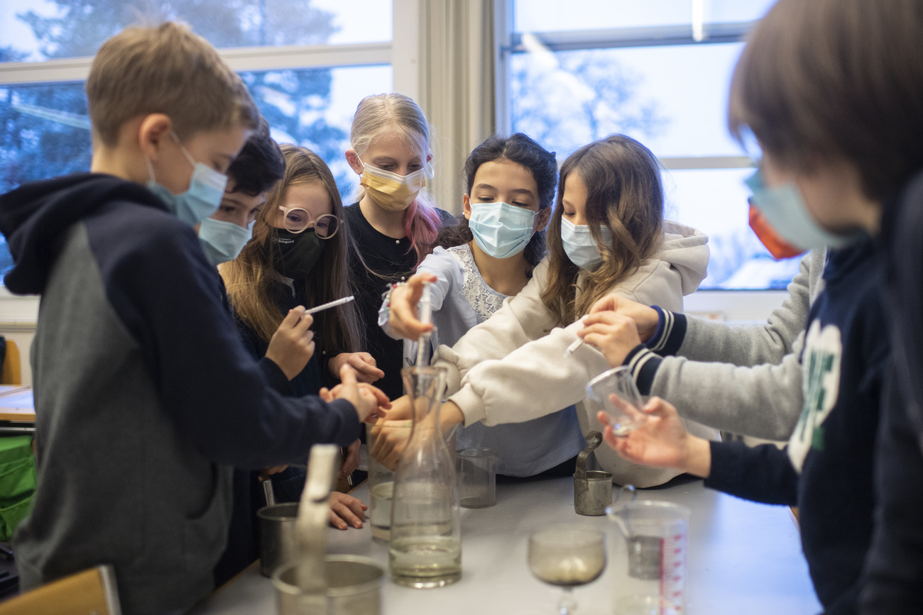 Bambini in un laboratorio di chimica.