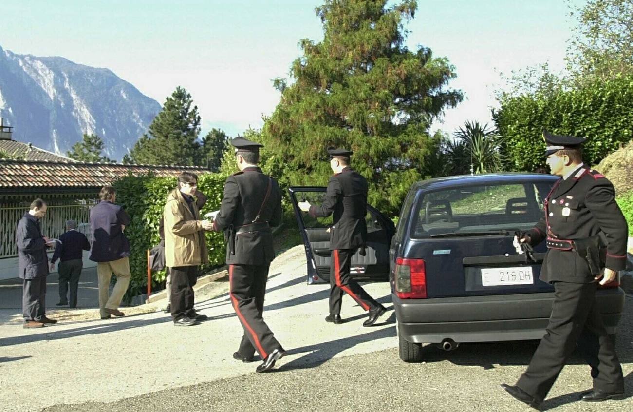 Italienische Carabinieri bei der Durchsuchung von Youssef Nadas Haus