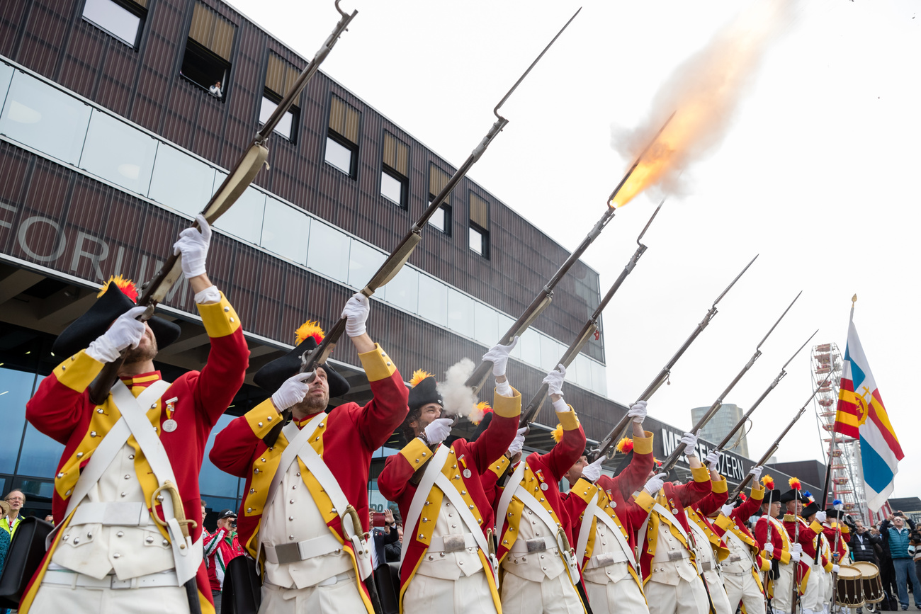 Tiratori mentre sparano in alto vestiti con costumi d epoca