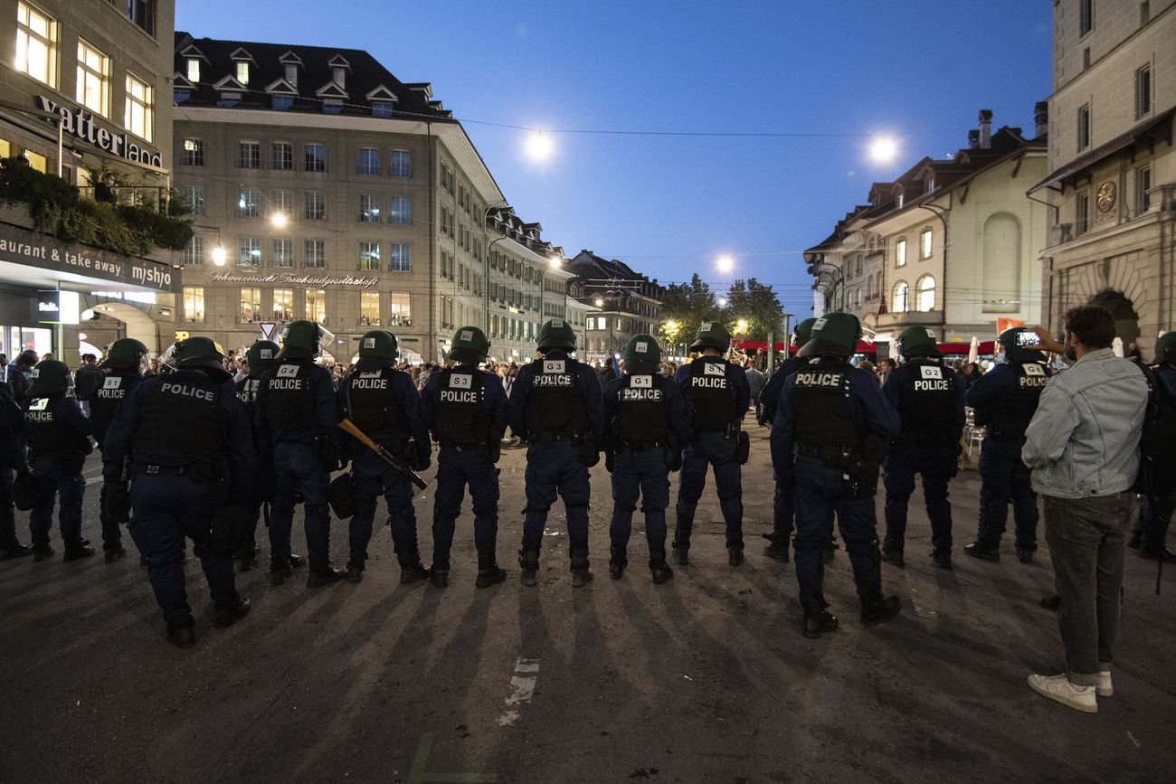 Cordone di poliziotti per impedire ai manifestanti di raggiungere Piazza federale.