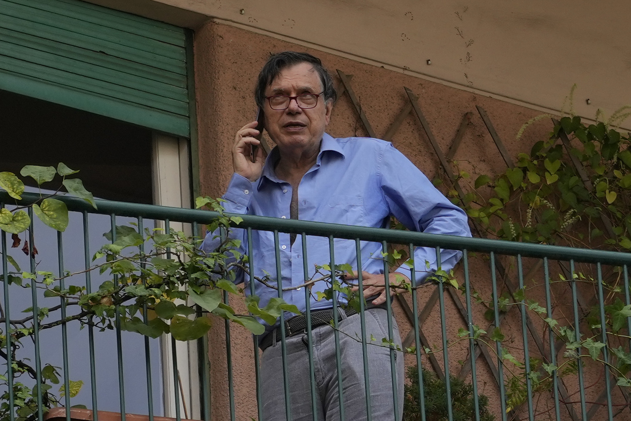 Giorgio Parisi al telefono.