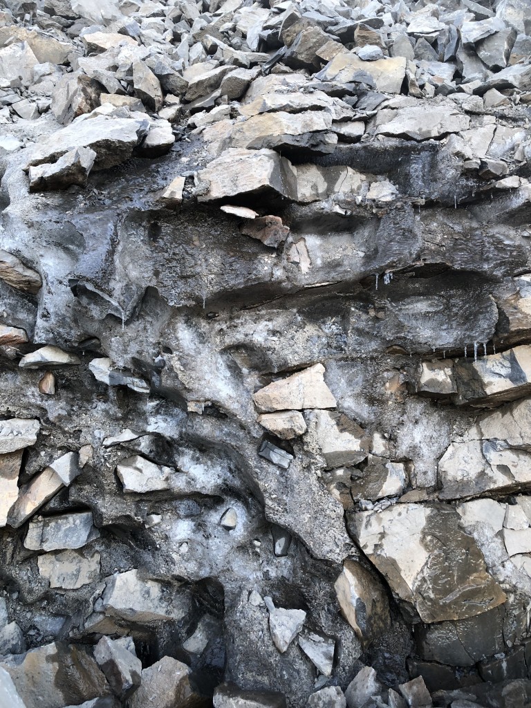シュピッツァー・シュタインの岩と凍結した土の写真
