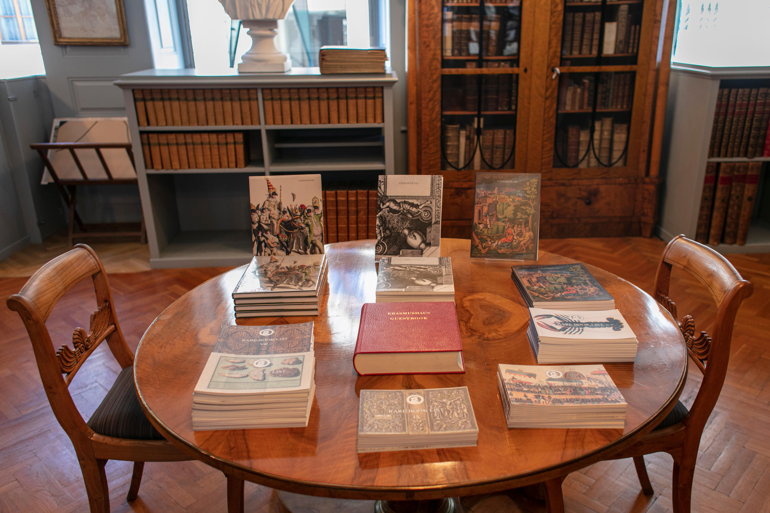 Aktuelle und frühere Kataloge im Erasmushaus