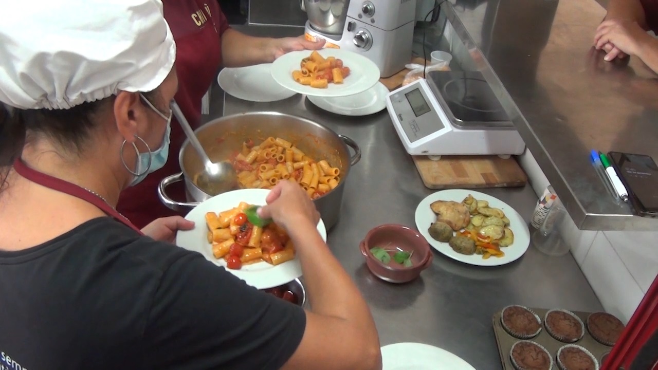 donne preparano cibo in cucina di ristorante
