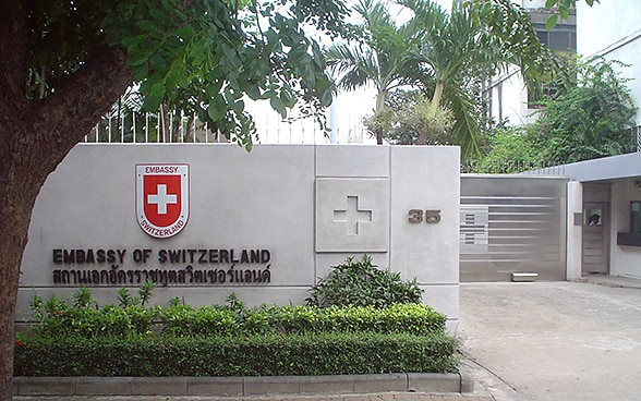 L entrata dell ambasciata svizzera a Bangkok.