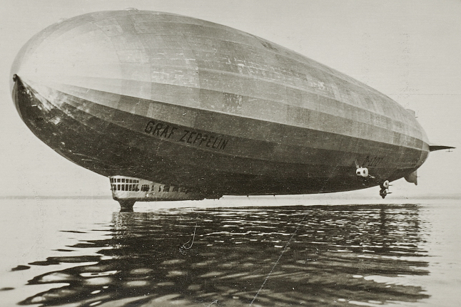 Dirigible sobre un lago.