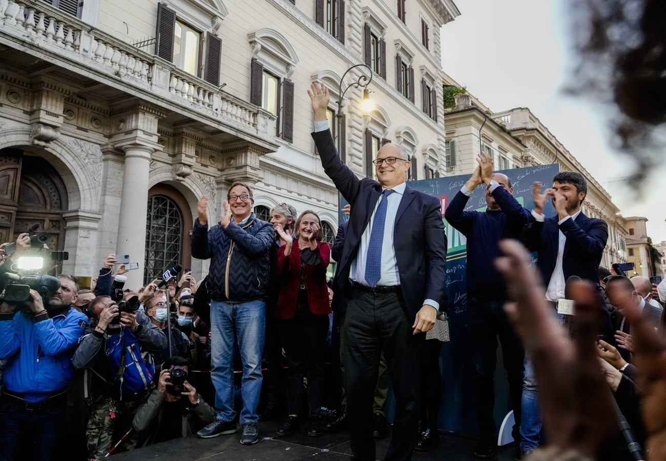 persona saluta la folla