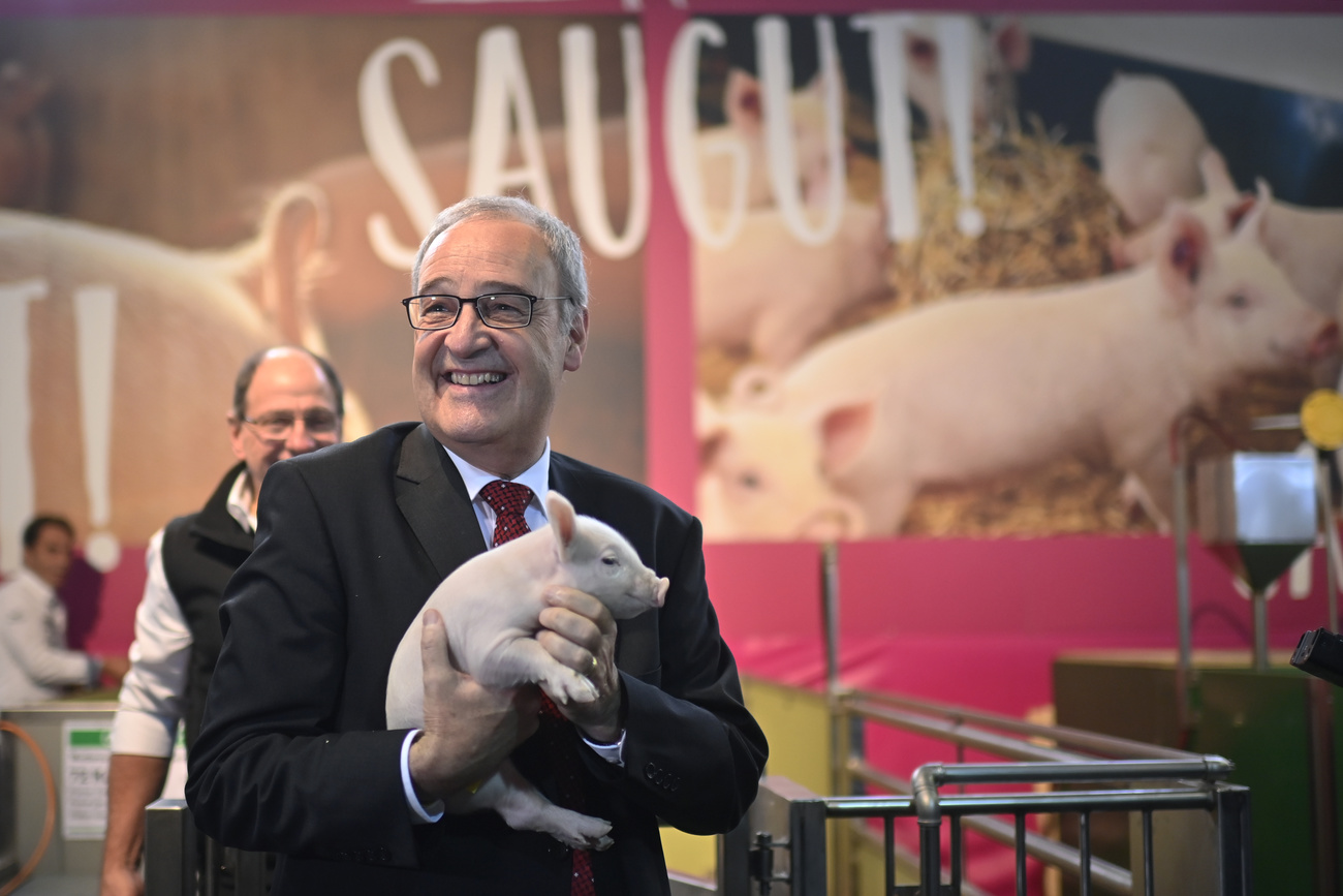 Guy Parmelin con un piccolo ospite della fiera sangallese.