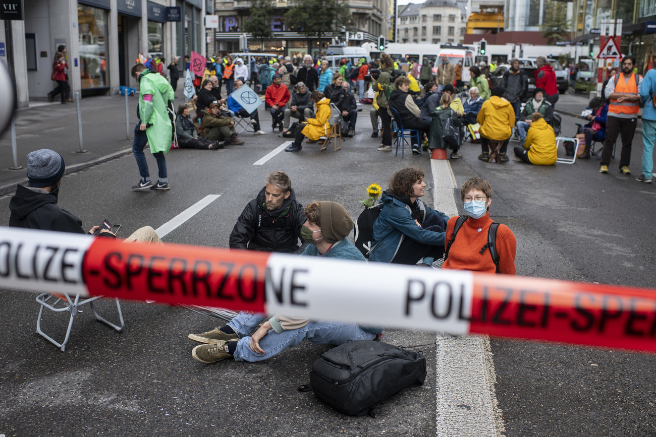 Des manifestants bloquent une rue à Zurich
