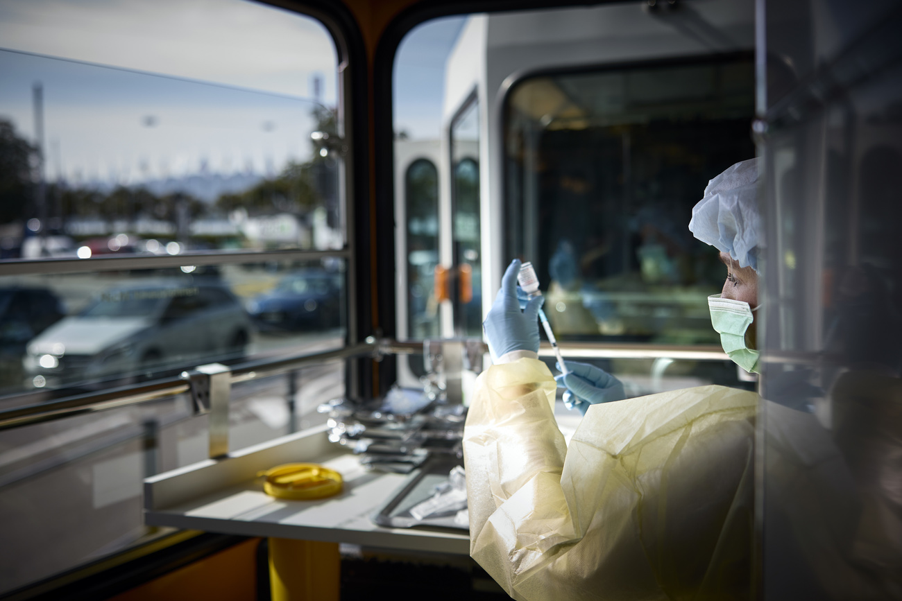 Un centro di vaccinazione su un tram a Zurigo