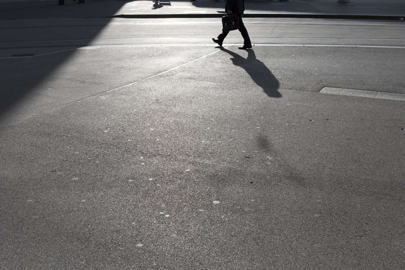 Un hombre cruza una calle