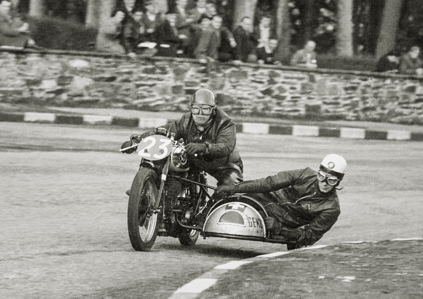 Deux hommes sur un side-car de course.