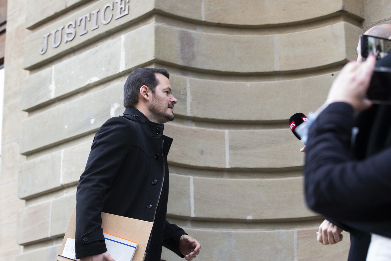 Maudet mentre entra nel Palazzo di giustizia.