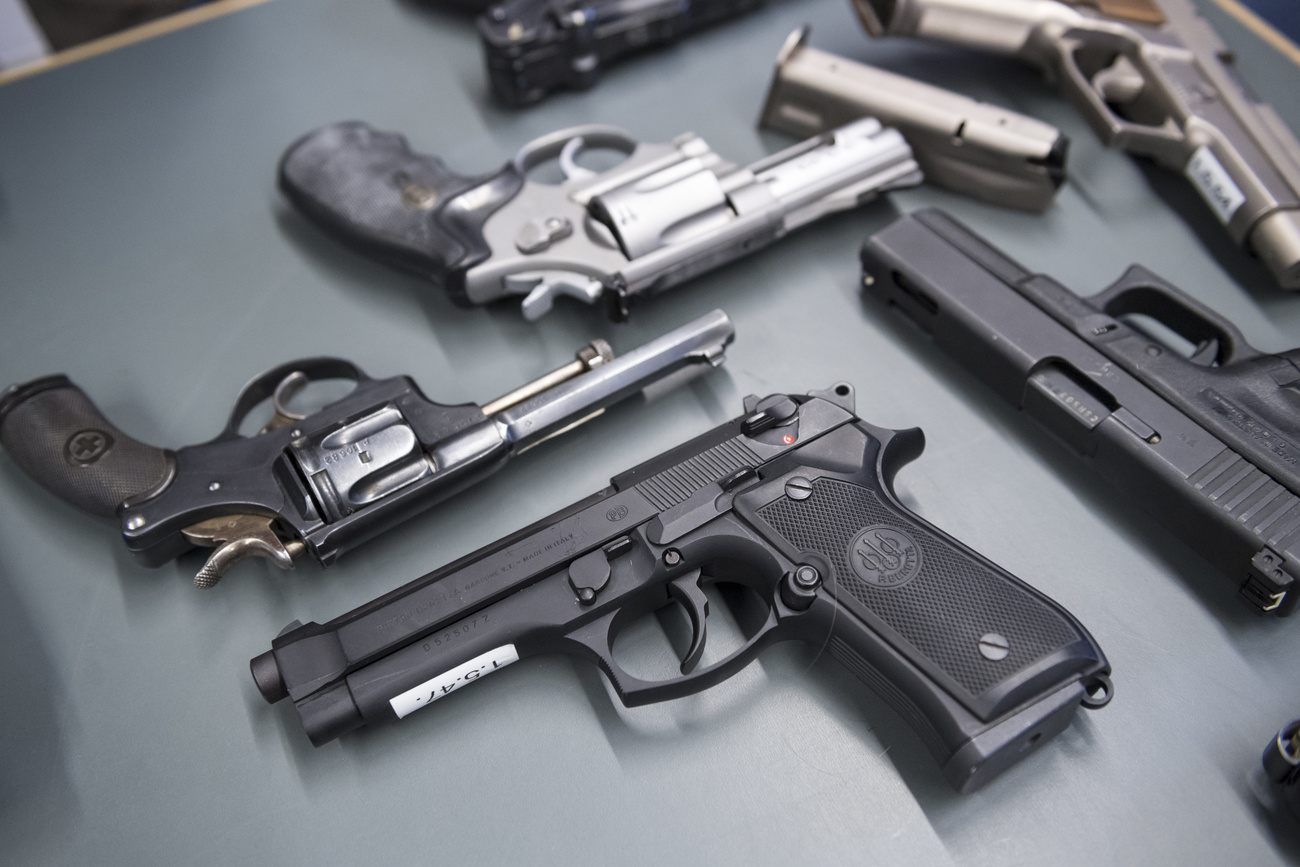 Revolver und Pistolen