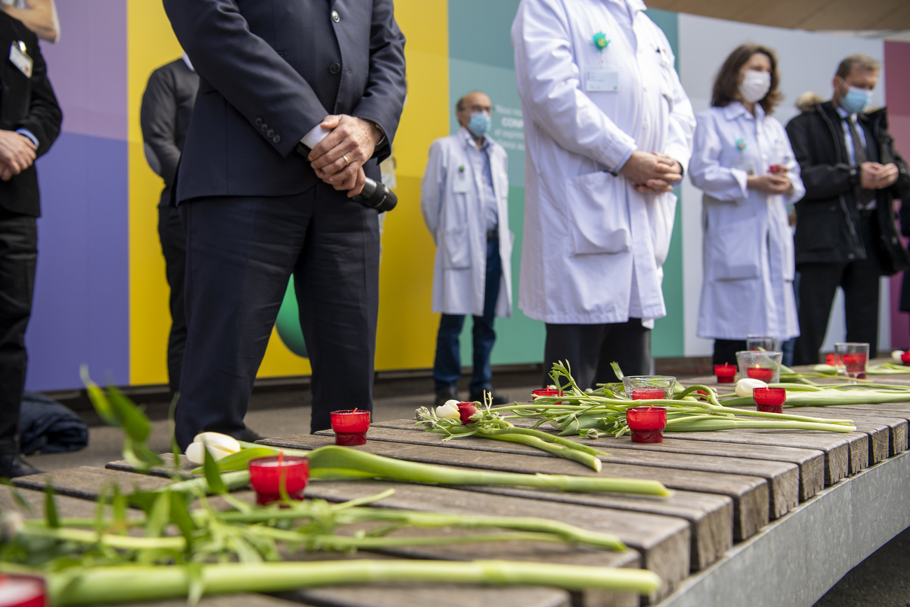 persone in piedi davanti a fiori e cerini