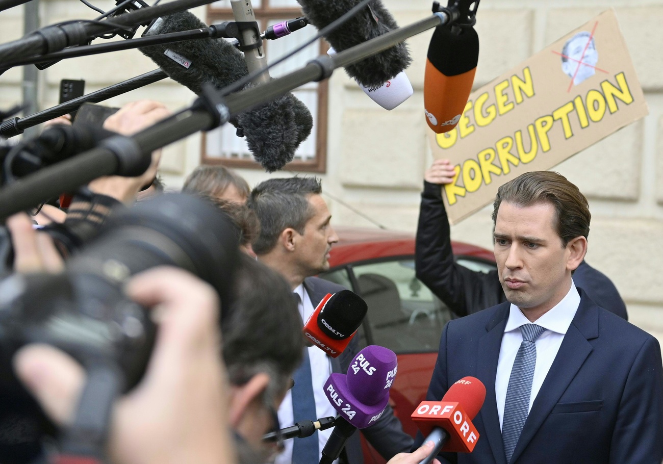 Kurz davanti alla stampa e dietro un cartello con scritto contro la corruzione.