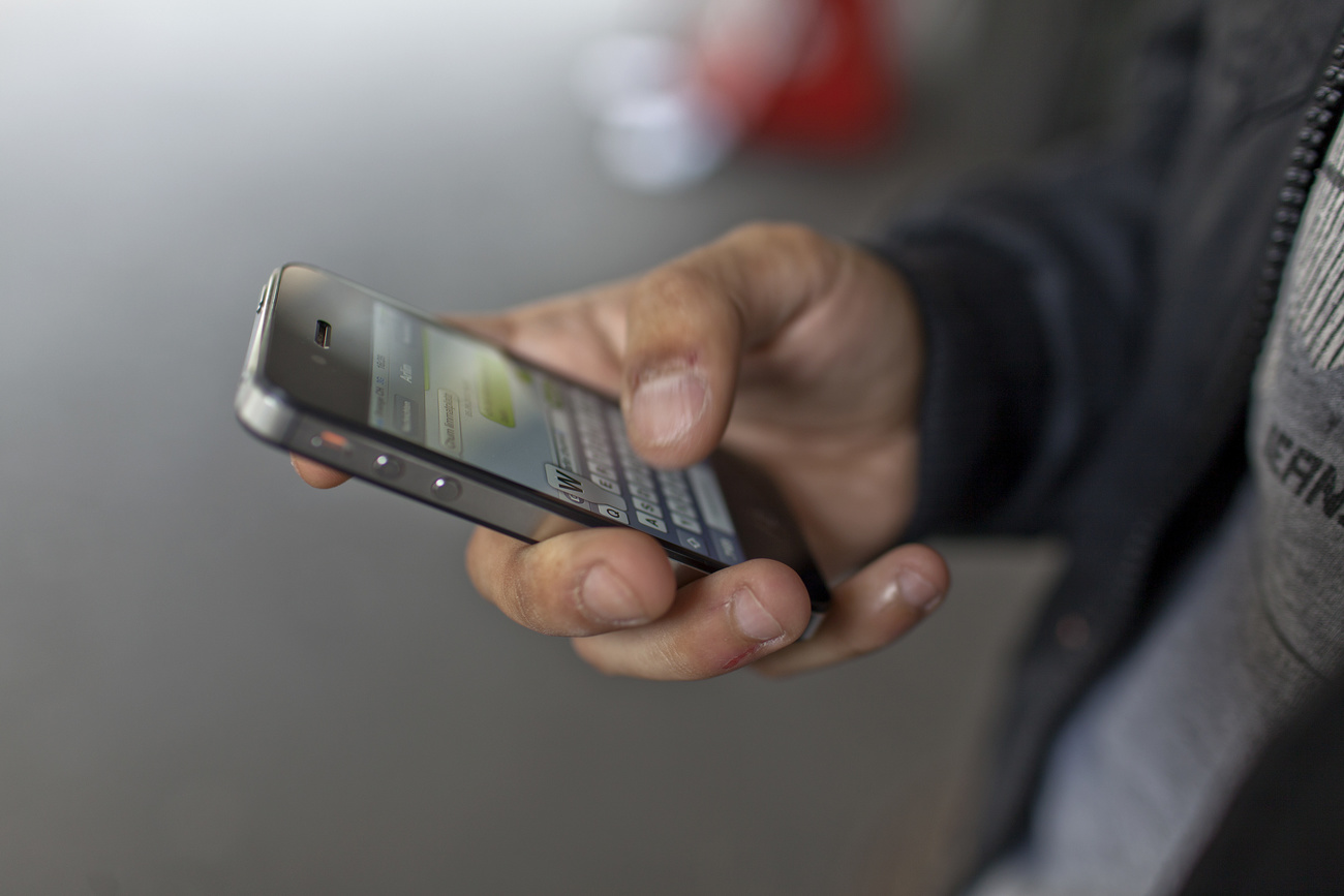 Un cellulare con messaggi sul display.