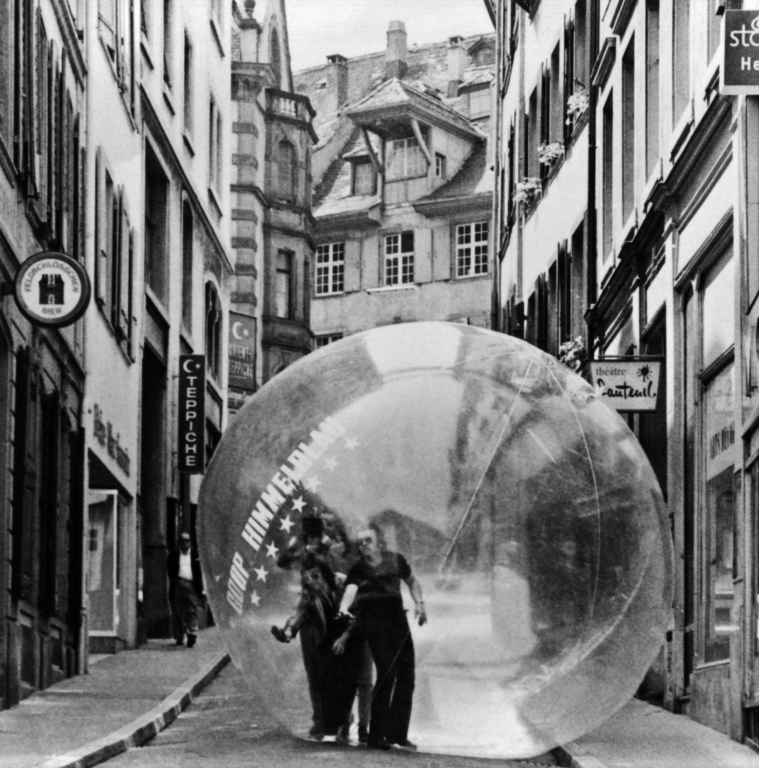 tre persone in una gigantesca bolla di plastica trasparente