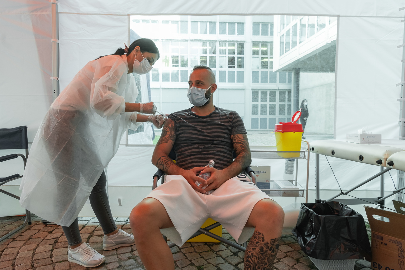 Man gets vaccine in Ticino.