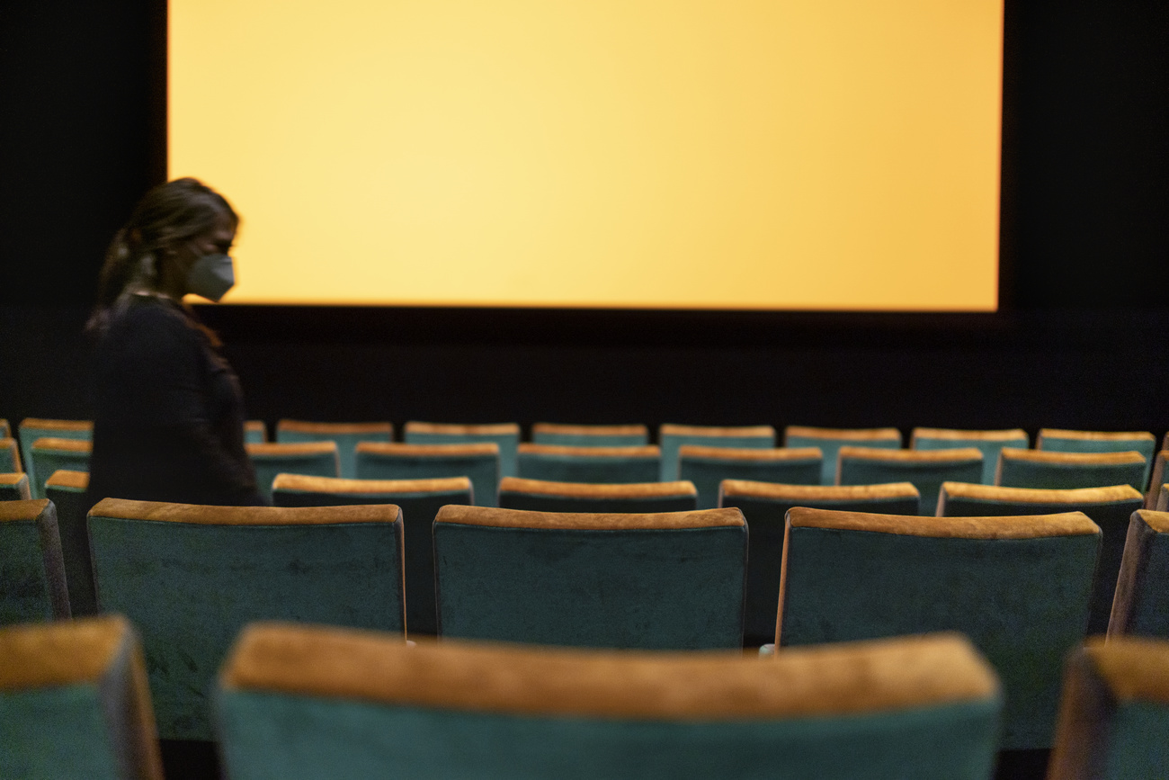 Una sola persona en una sala de cine