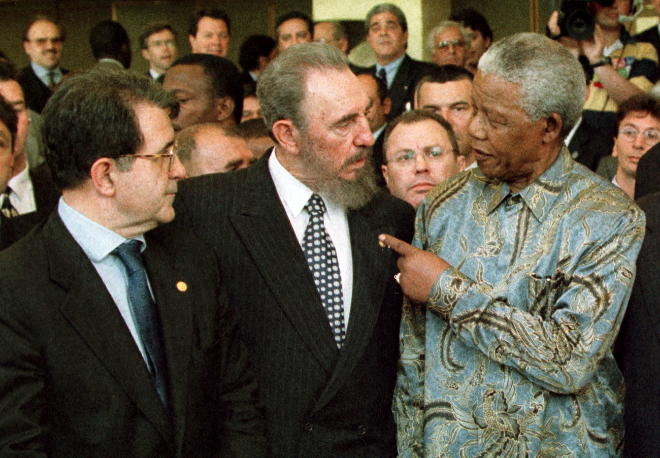 الزعيم الكوبي فيدل كاسترو (في الوسط) يتحدث مع رئيس جنوب إفريقيا نيلسون مانديلا (إلى يمين)