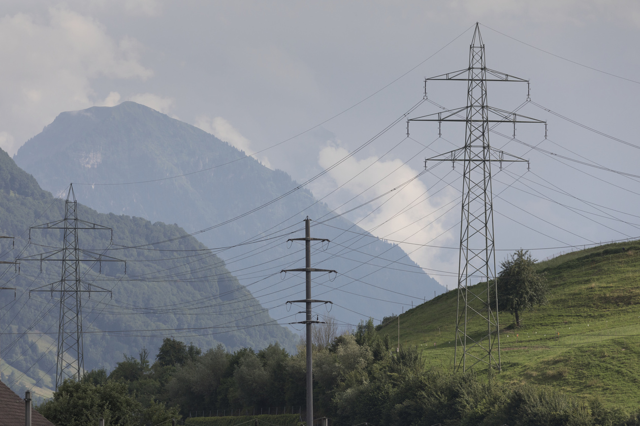 Une ligne à haute tension dans un paysage de montagne suisse