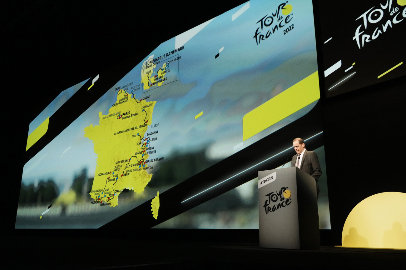 Présentation du tracé du Tour de France sur un écran géant