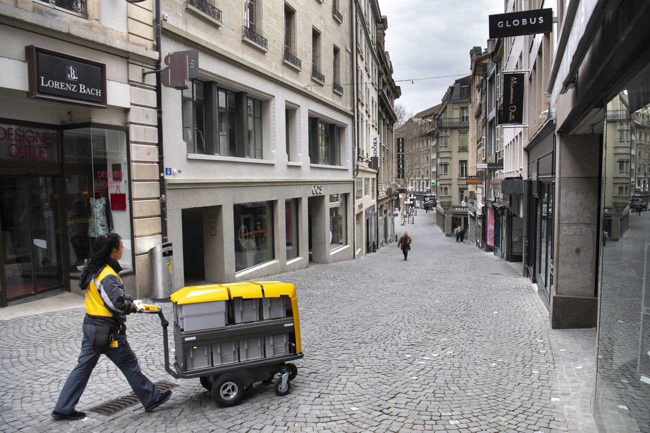 Una mujer con un carrito de correos