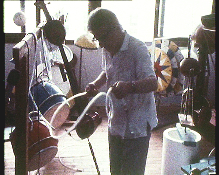 1976年德國WDR電視台在巴西薩爾瓦多拍攝的報導中，斯梅塔克展示並演奏了他的聲音雕塑。