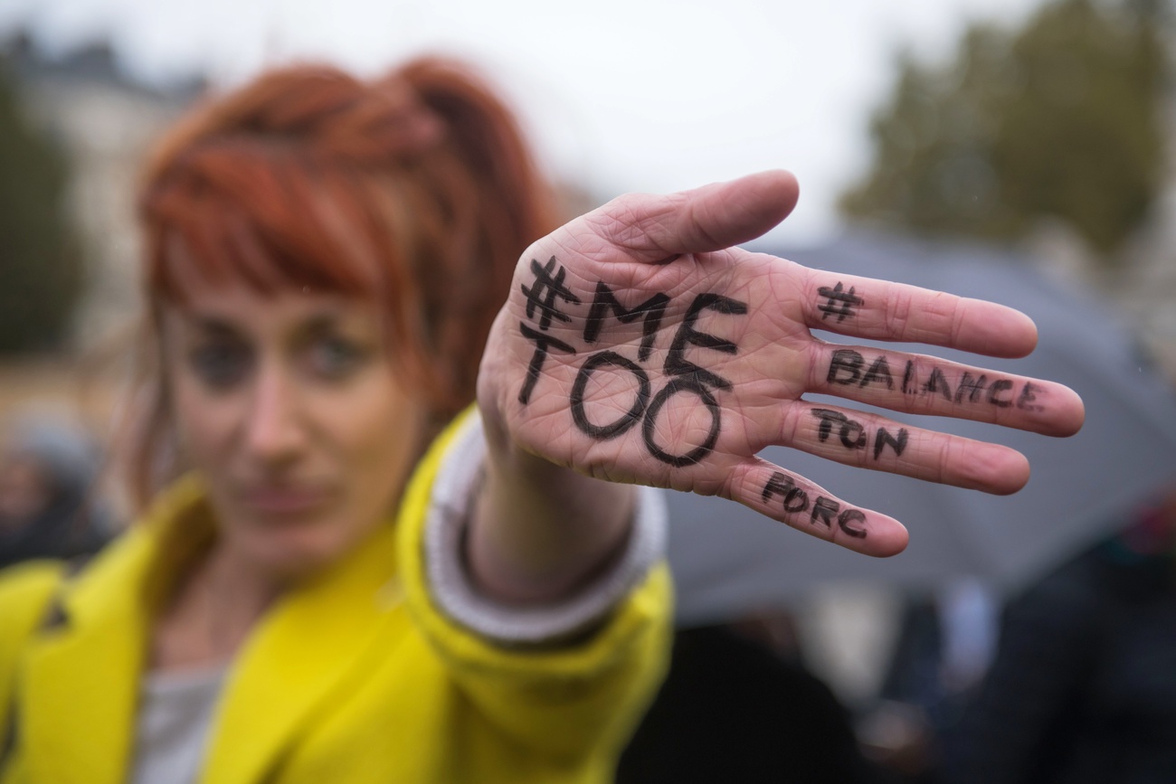 Una donna con il palmo aperto con scritto #metoo