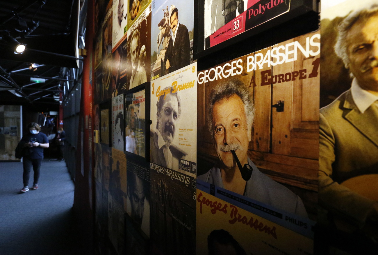 La parete esterna del museo dedicato a Brassens tappezzata di poster con l immagine del cantante.