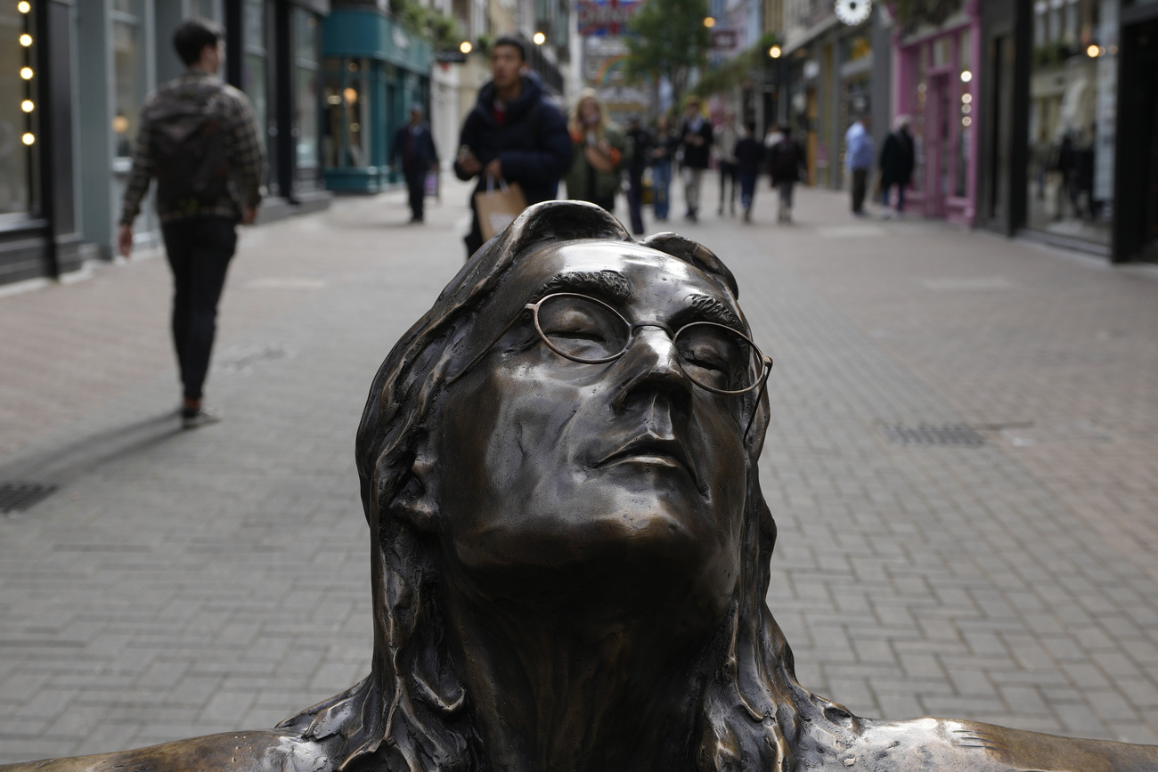 testa di john lennon facente parte di ua scultura a grandezza naturale