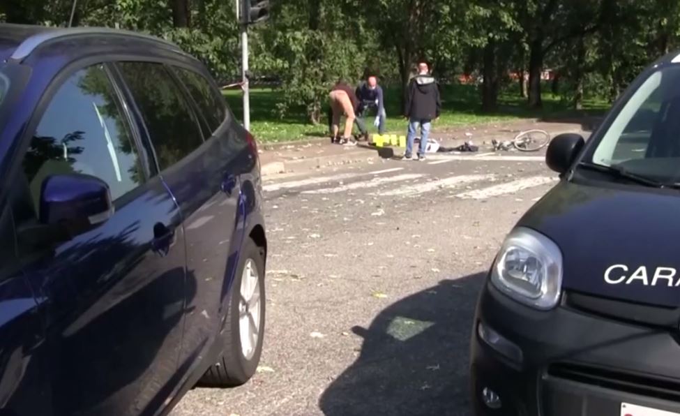 auto polizia davanti a scena di un delitto