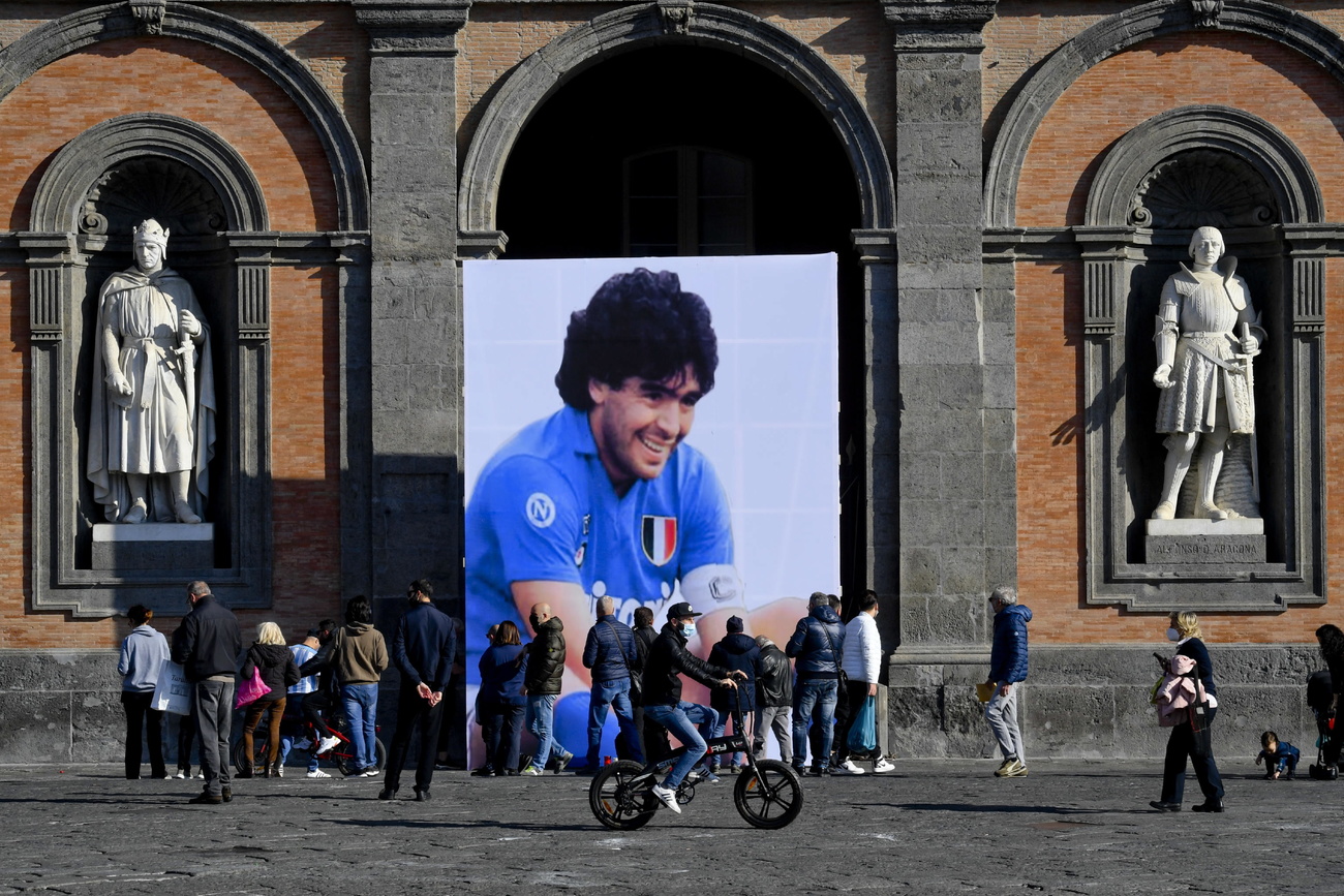 L immagine commemorativa di Maradona.