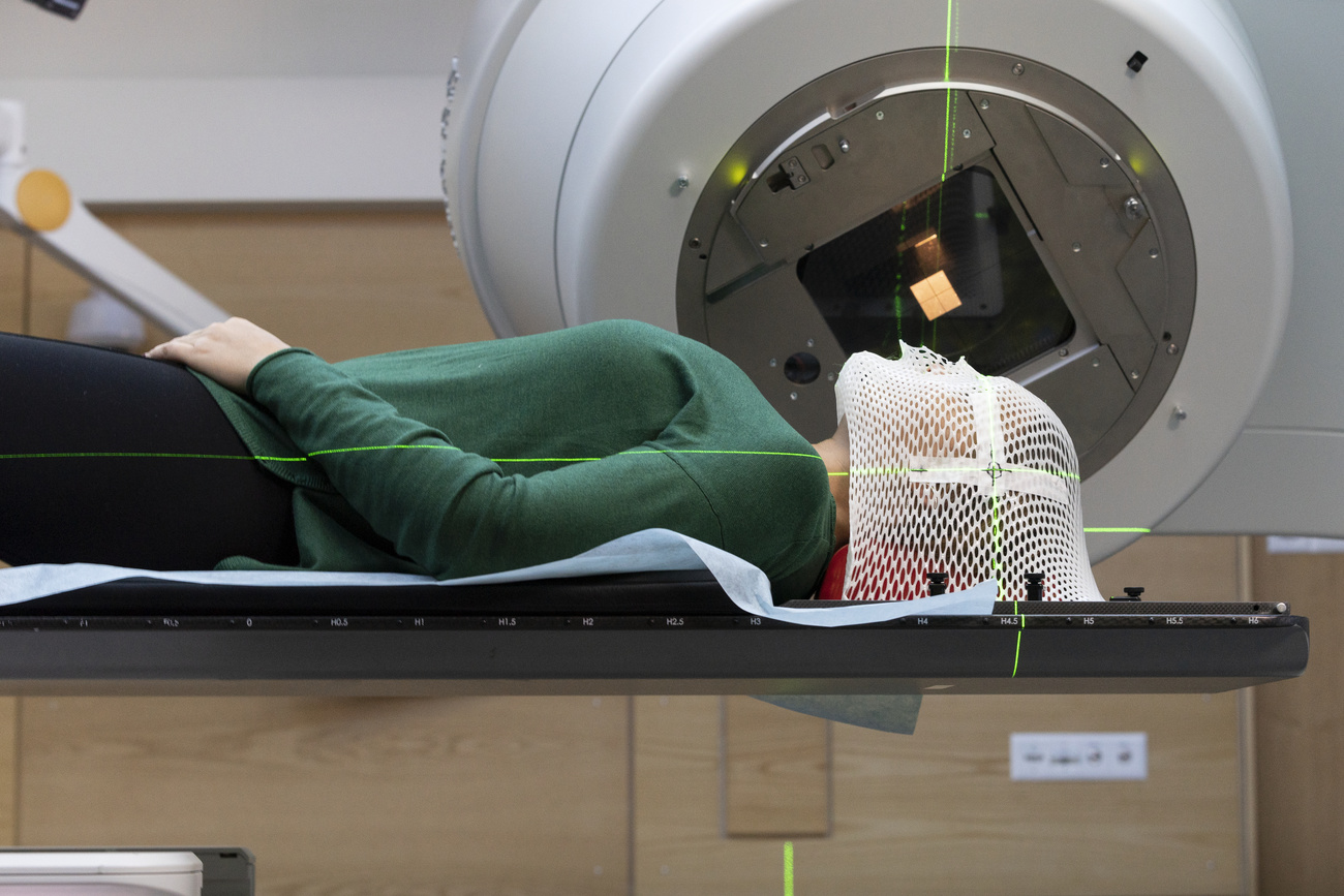 一名患者正准备在瑞士苏黎世Triemli医院通过医用直线加速器接受外照射放疗。这台仪器提供的外照射放疗，适用于治疗许多类型的癌症。