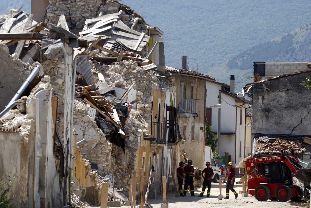 macerie dopo un terremoto, edifici crollati
