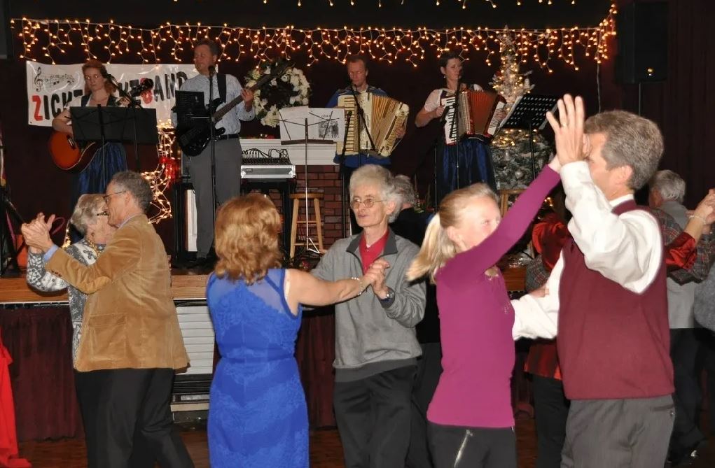 gente anziana che balla davanti a un gruppo musicale