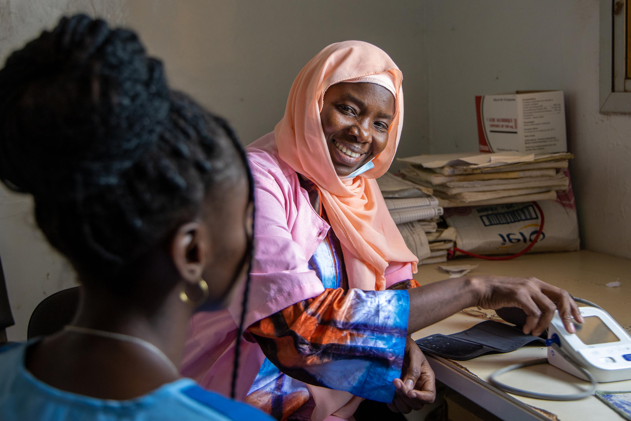 La señora Diop da consulta a una joven